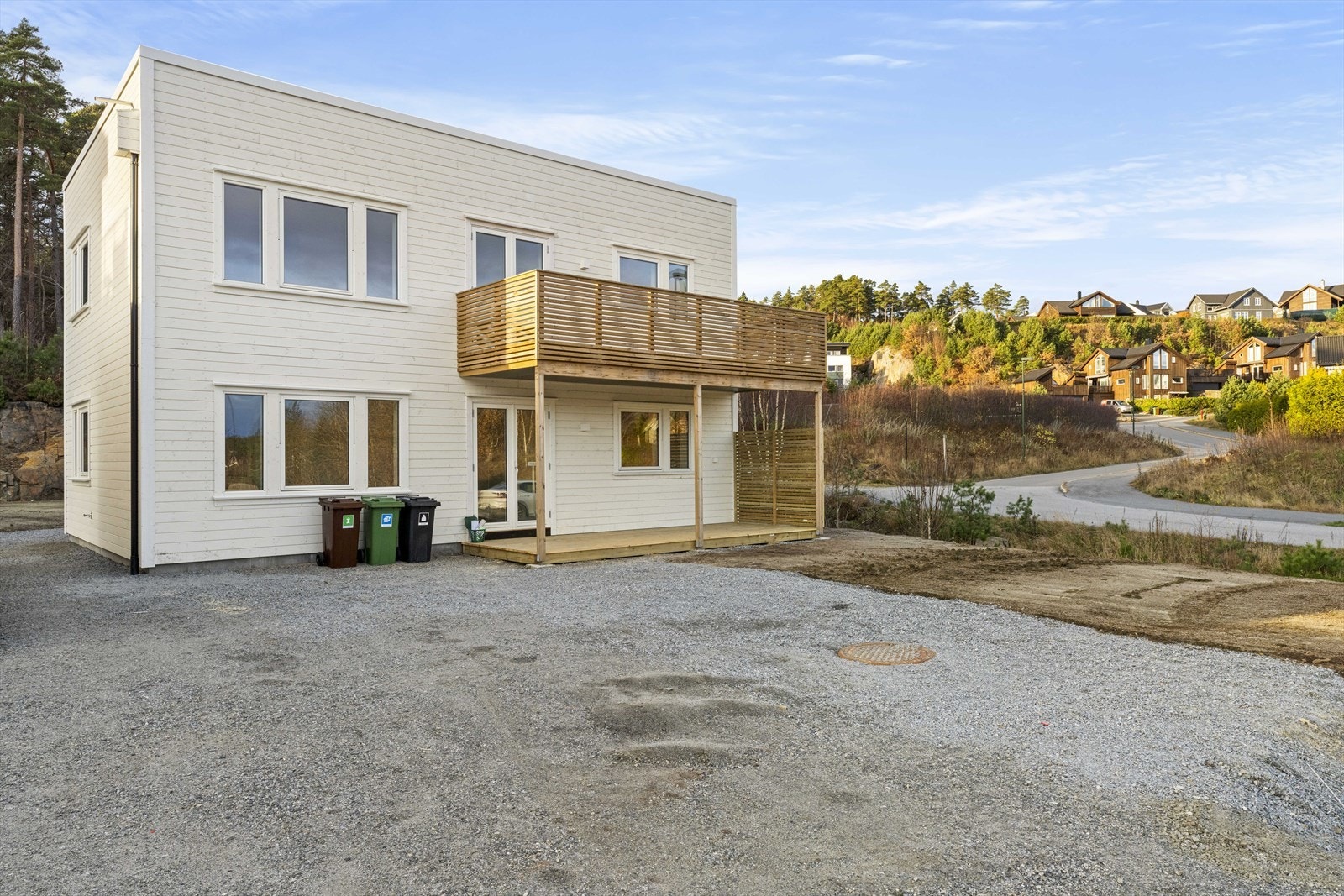 Boligen i 1. etasje har stor terrasse med utgang fra stue, samt hageareal i forkant. Felles gruset innkjørsel og parkeringsareal Galleribilde