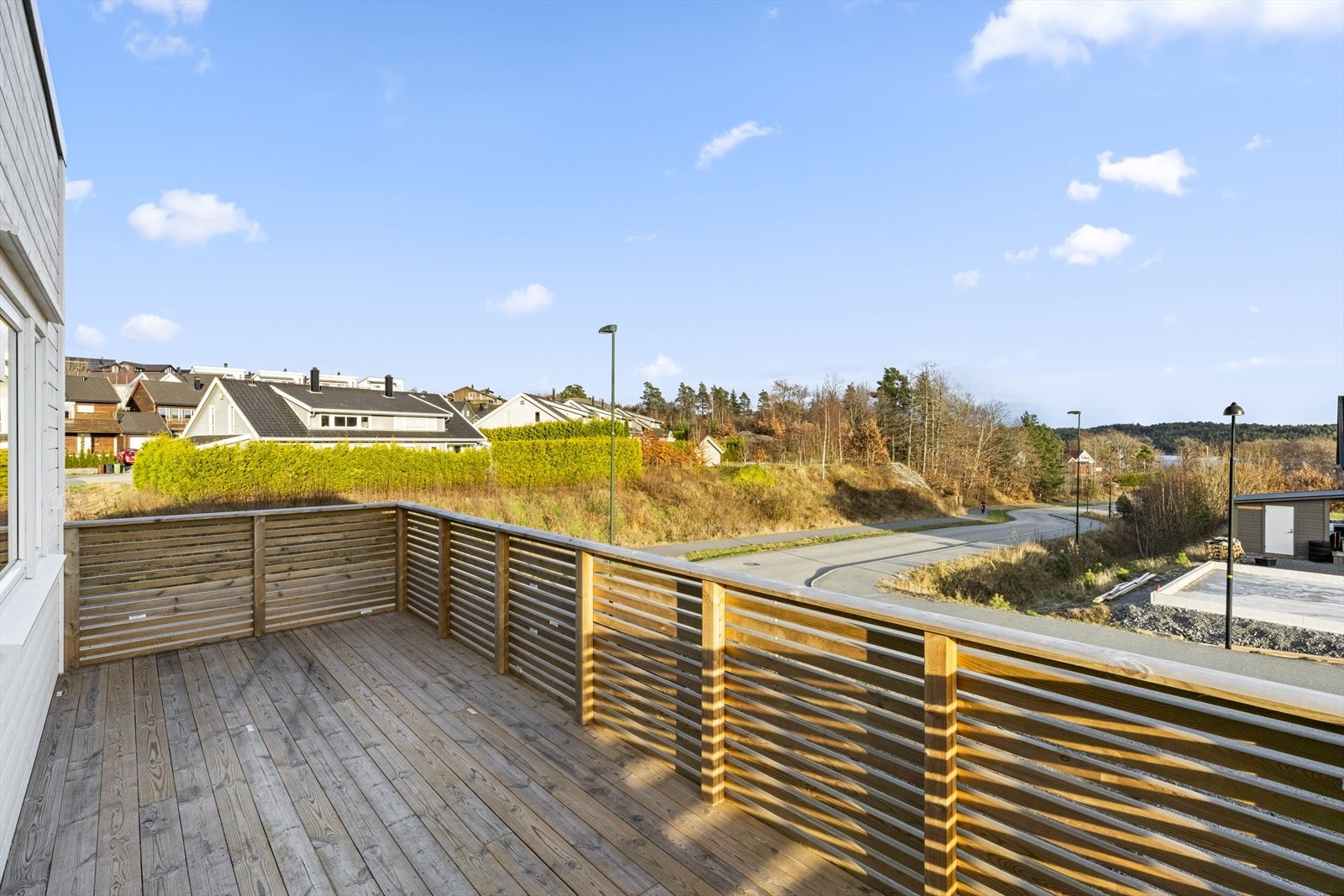 Fra balkongen til boligen i 2. etasje er det sjøgløtt til Kaldvellfjorden Galleribilde