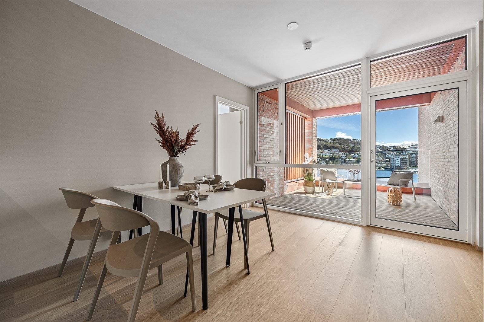 Utgang til terrassen fra kjøkken. Galleribilde