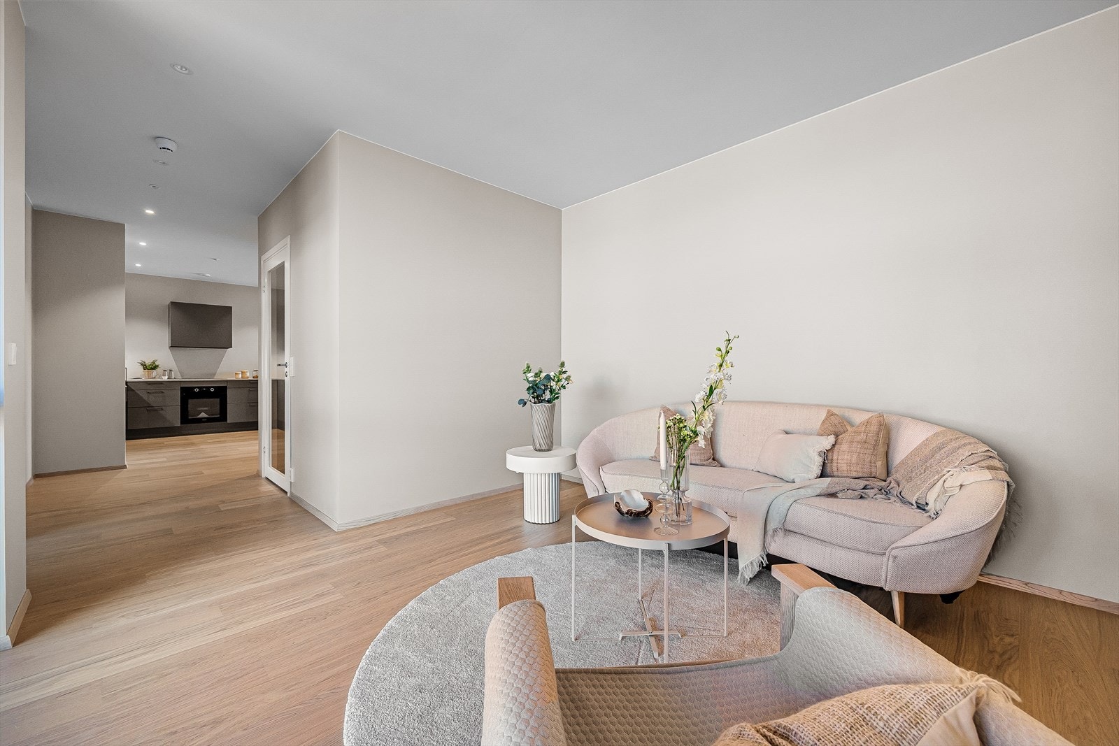 på andre siden av kjøkkenet har du en koselig stue. Galleribilde