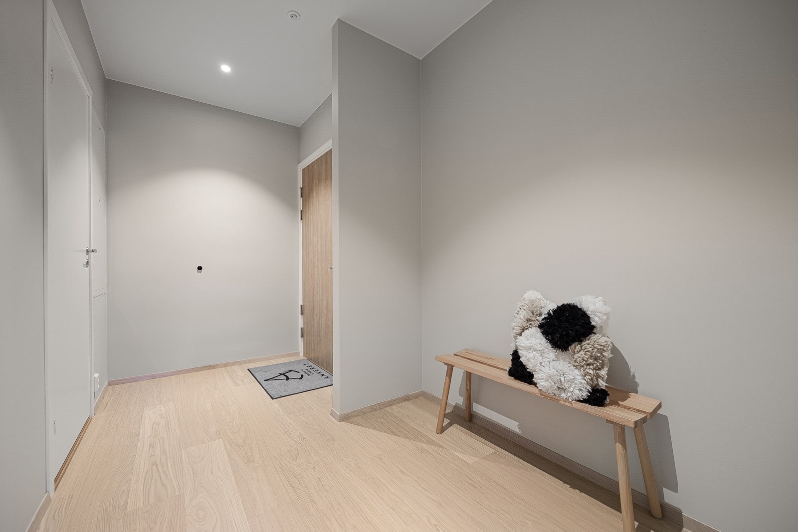 Velkommen inn til en romslig entre - plass til garderobe løsning. Galleribilde