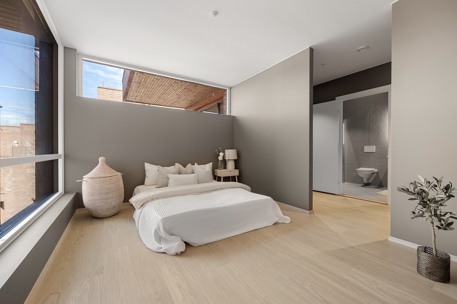 Leiligheten byr på to soverom, dette er hovedsoverommet og er ca. 11,4 m². I tillegg har du et perfekte gjesterommet, eventuelt kontor på ca. 12,6 m². Galleribilde