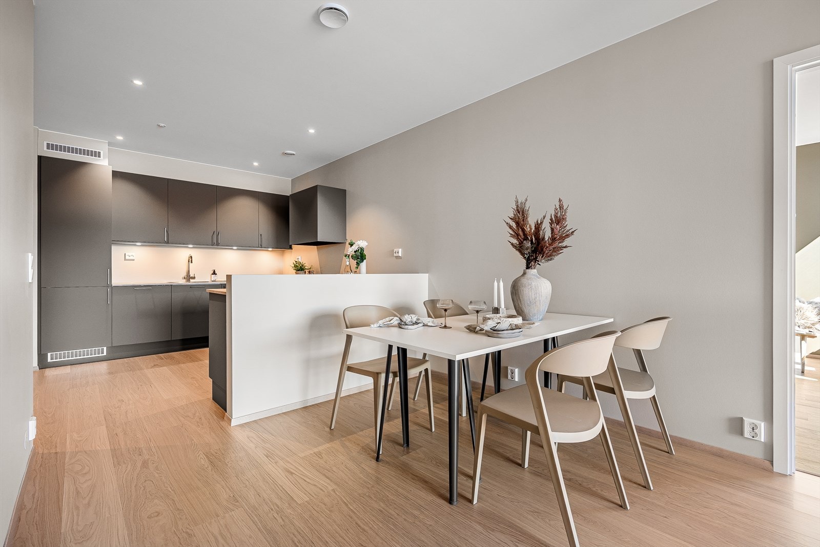 Innholdsrikt kjøkken fra HTH Galleribilde