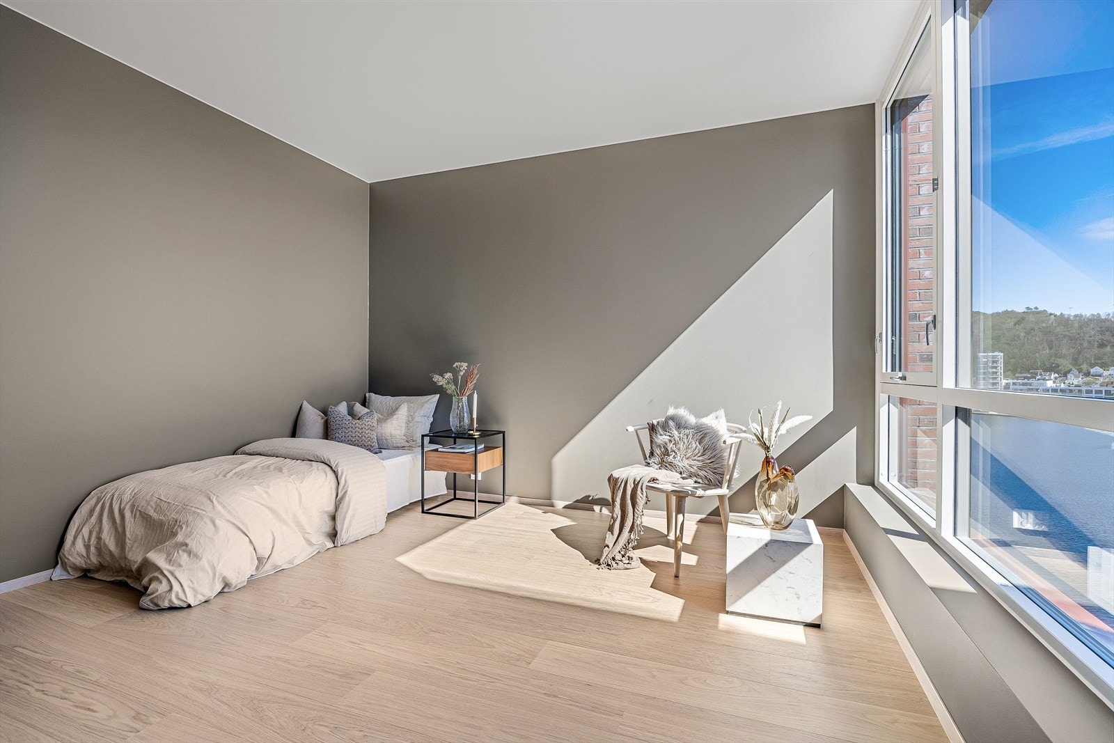 Soverom nr 2 - på ca 12,6m². med flott utsikt ut over Gandsfjorden. Galleribilde