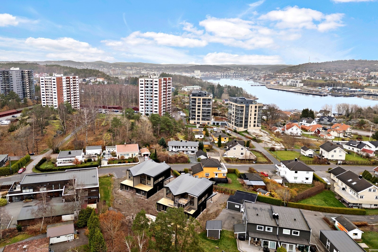 De stilrene boligene på Lystadveien 10 A-D kombinerer moderne design med en rolig atmosfære i et etablert boligområde. Store vindusflater slipper inn mye lys og gir en luftig følelse. Galleribilde