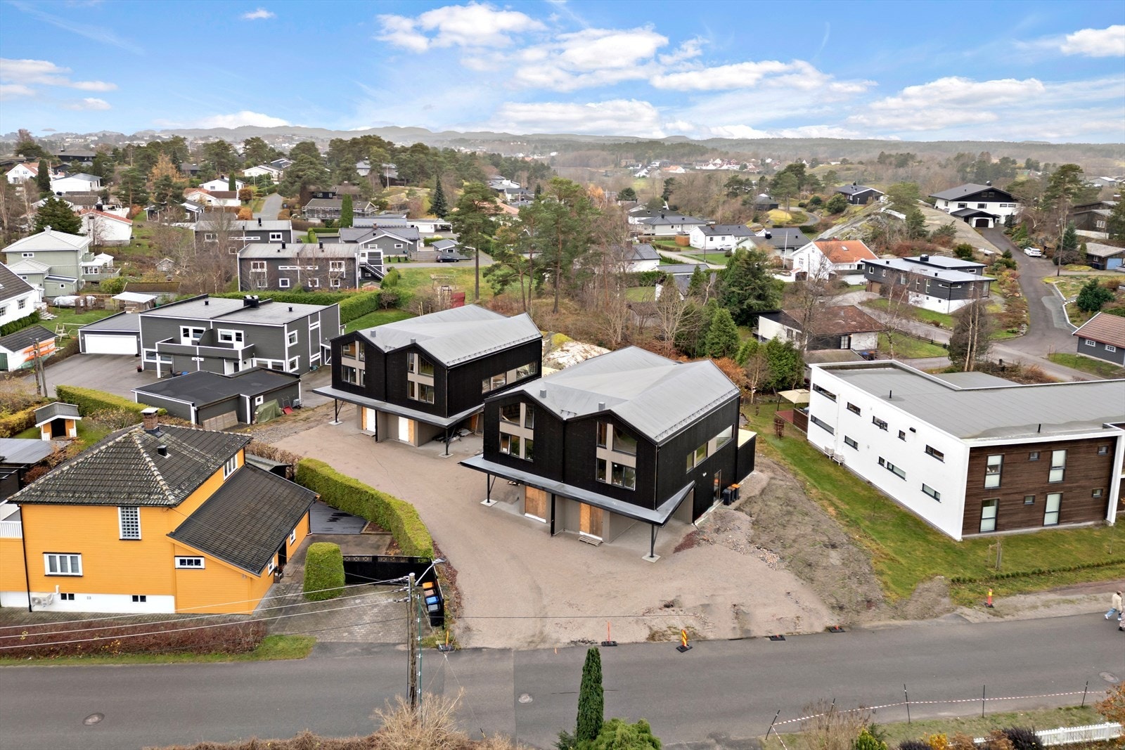 På Lystadveien 10 A-D er det lagt vekt på moderne materialvalg og solid konstruksjon. Disse boligene passer perfekt for deg som verdsetter både stil og funksjonalitet i et populært område. Galleribilde