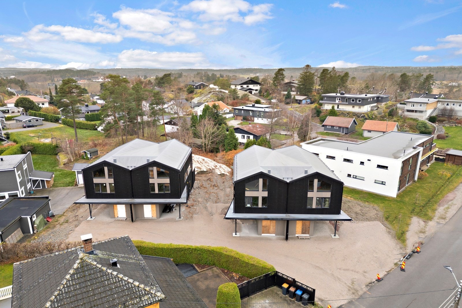 Lystadveien 10 A-D ligger i et rolig, men sentralt område i Sandefjord, med kort avstand til både sjøen og byens fasiliteter. Her bor du i nærheten av både natur og byliv. Galleribilde