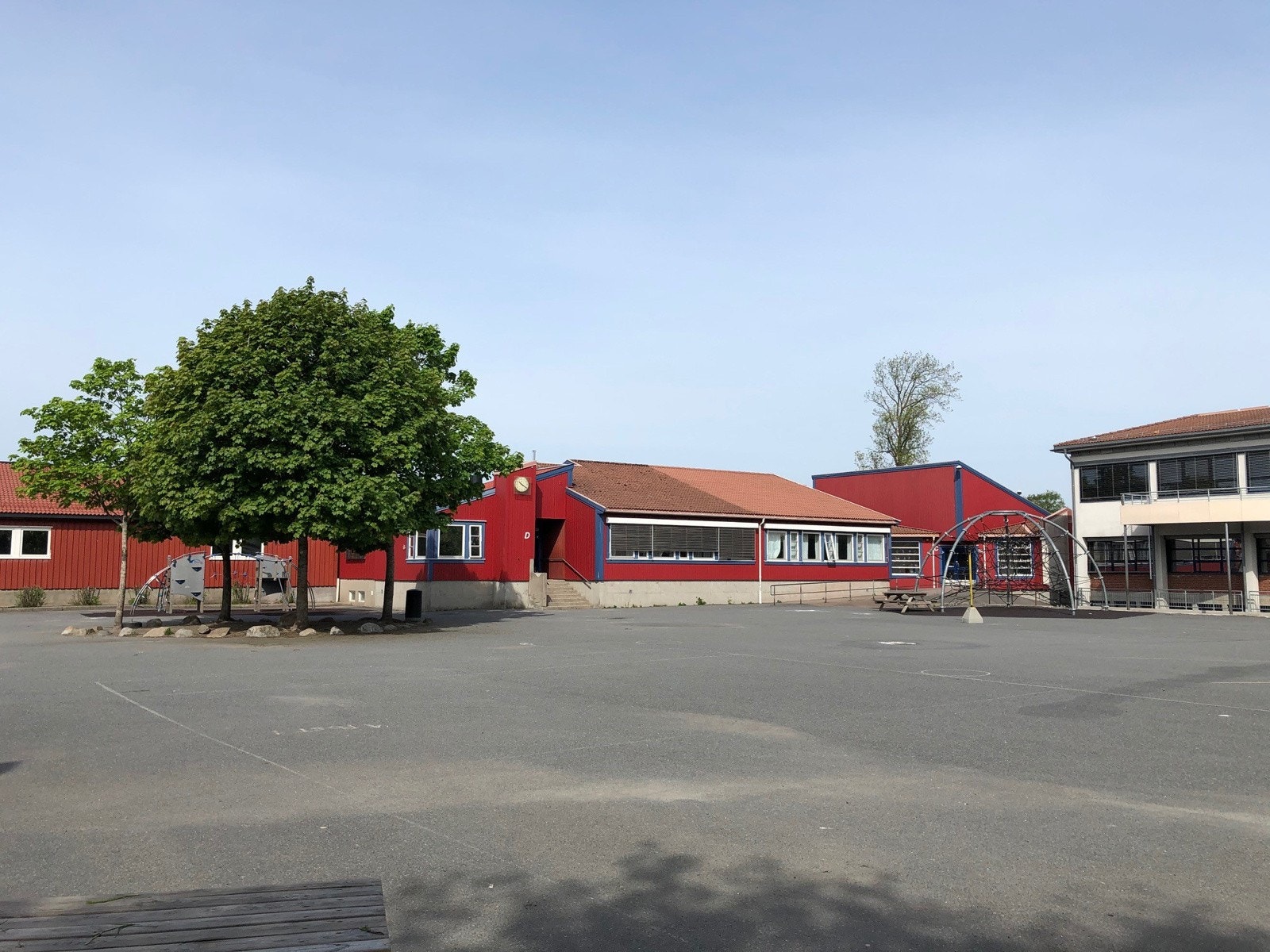 Populære skoler som Store Bergang barneskole og Ranvik Ungdomsskole ligger i gåavstan fra boligen. Galleribilde