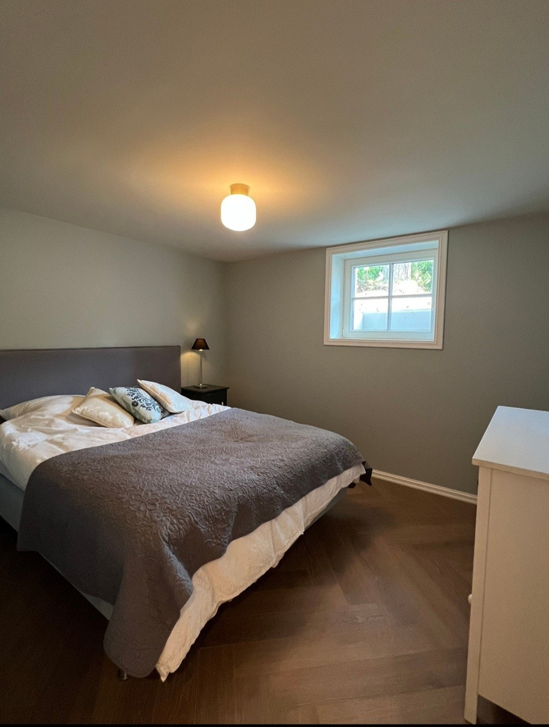 Soverommet 1 med seng, kommode og skap hvis ønsket Galleribilde