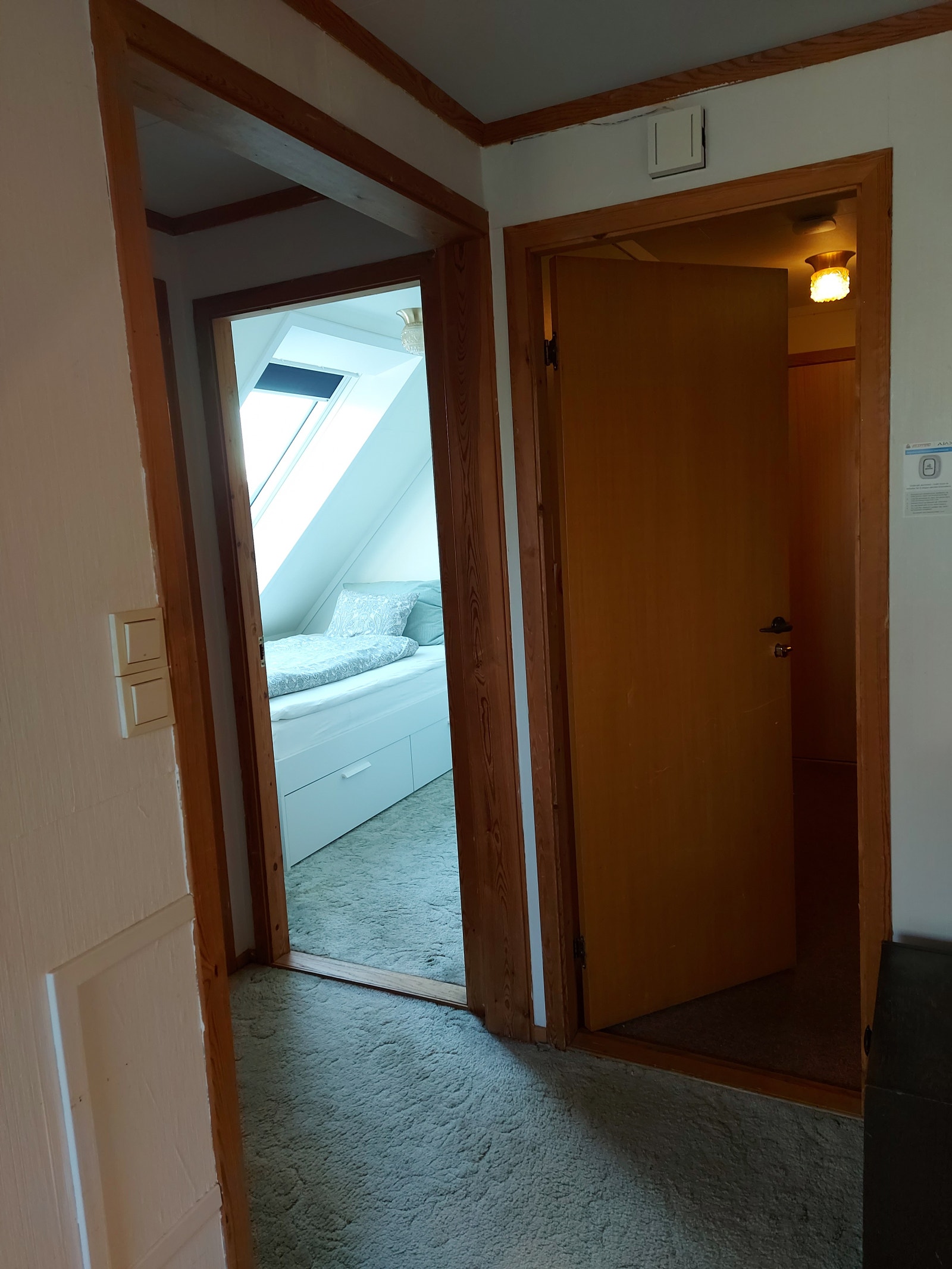 Blikk fra stue til utgangsdør og soverom Galleribilde