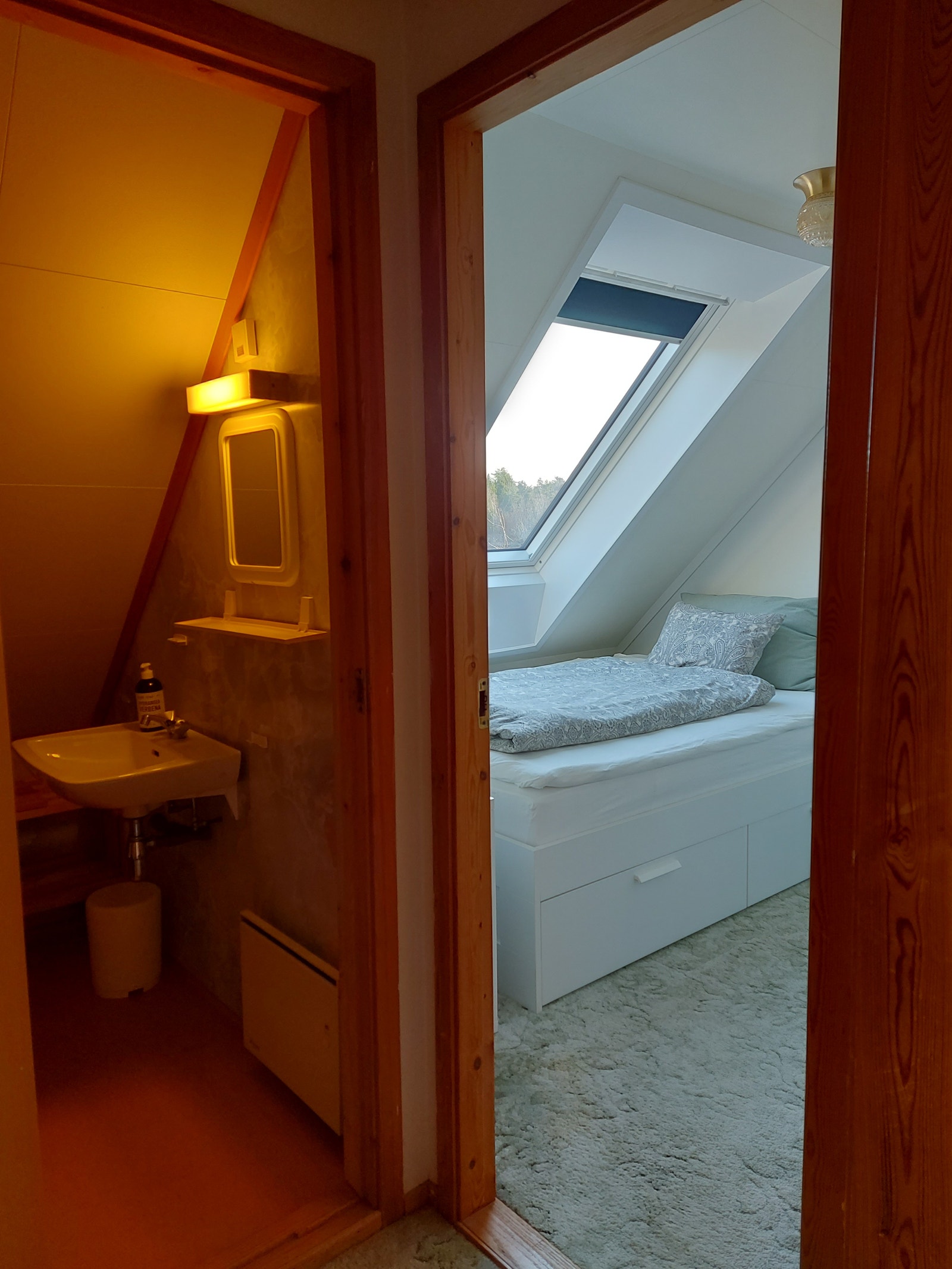 Bad og soverom er vegg i vegg Galleribilde