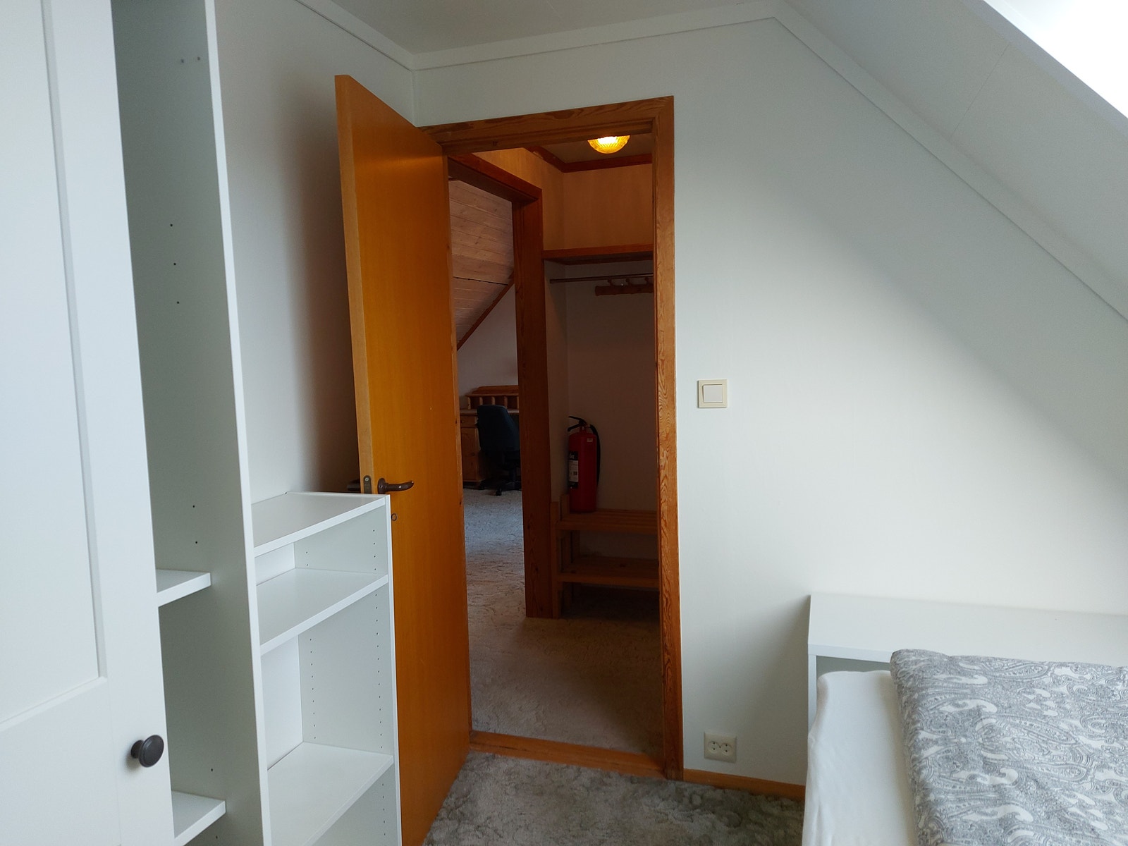 Blikk fra seng til garderobe og stue Galleribilde