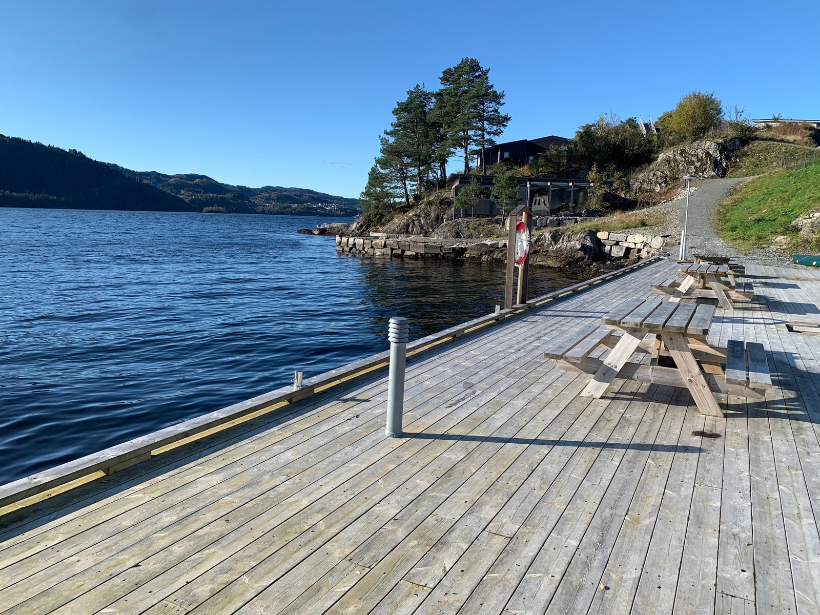 Her kan alle som vil gå ned å bade, eller bare sitte seg på bryggekanten Galleribilde