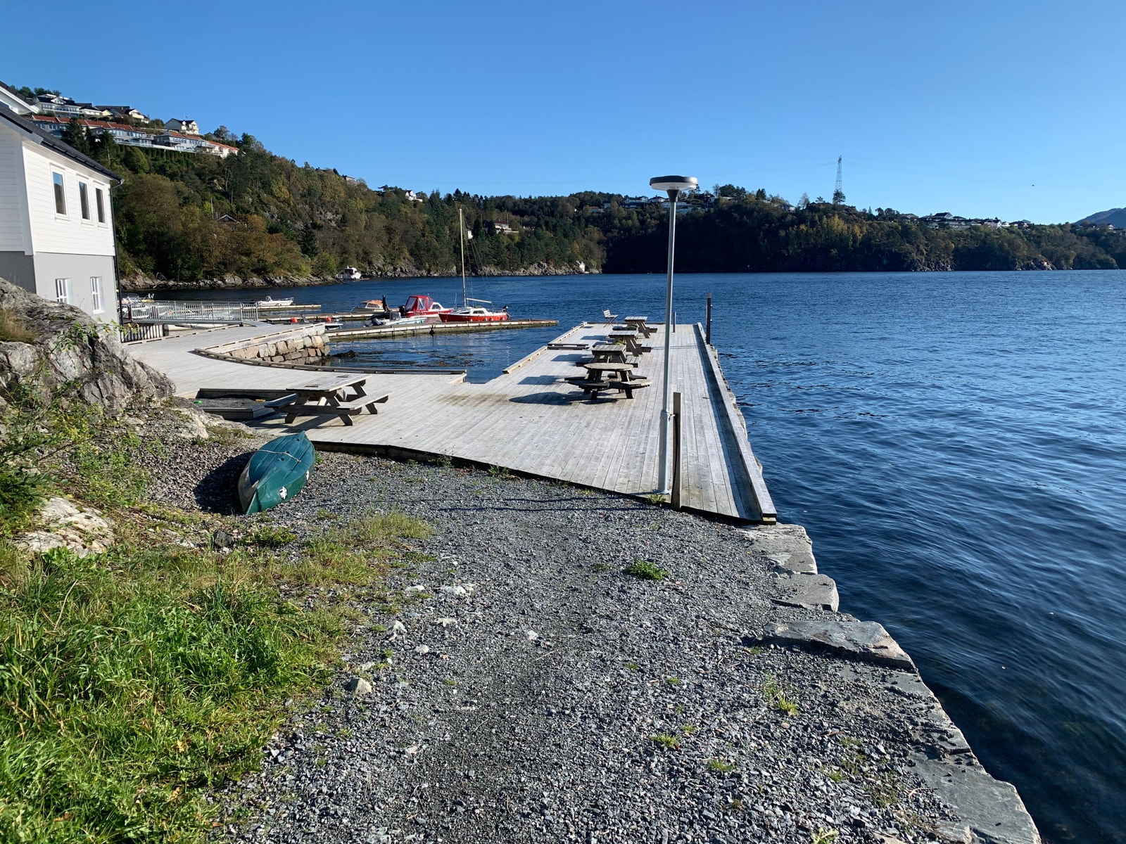 Rett nedenfor boligen er det brygge, strand og mulighet for å booke seg plass i en sauna hellt nede på bryggekanten. Galleribilde