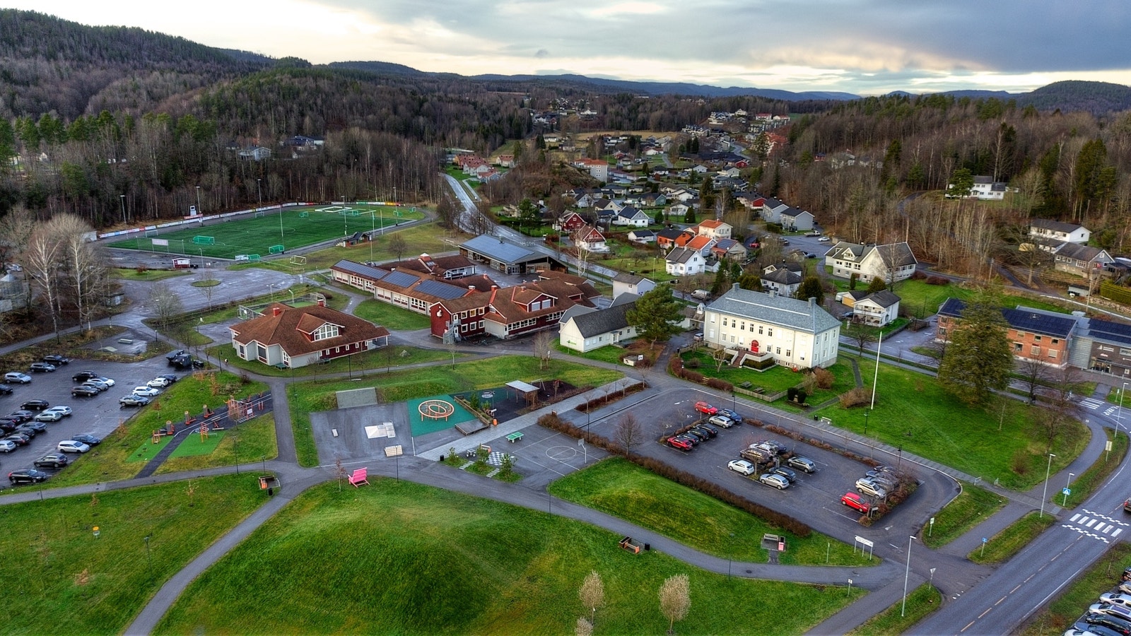 Andebu barneskole med idrettsanlegget i bakgrunnen Galleribilde