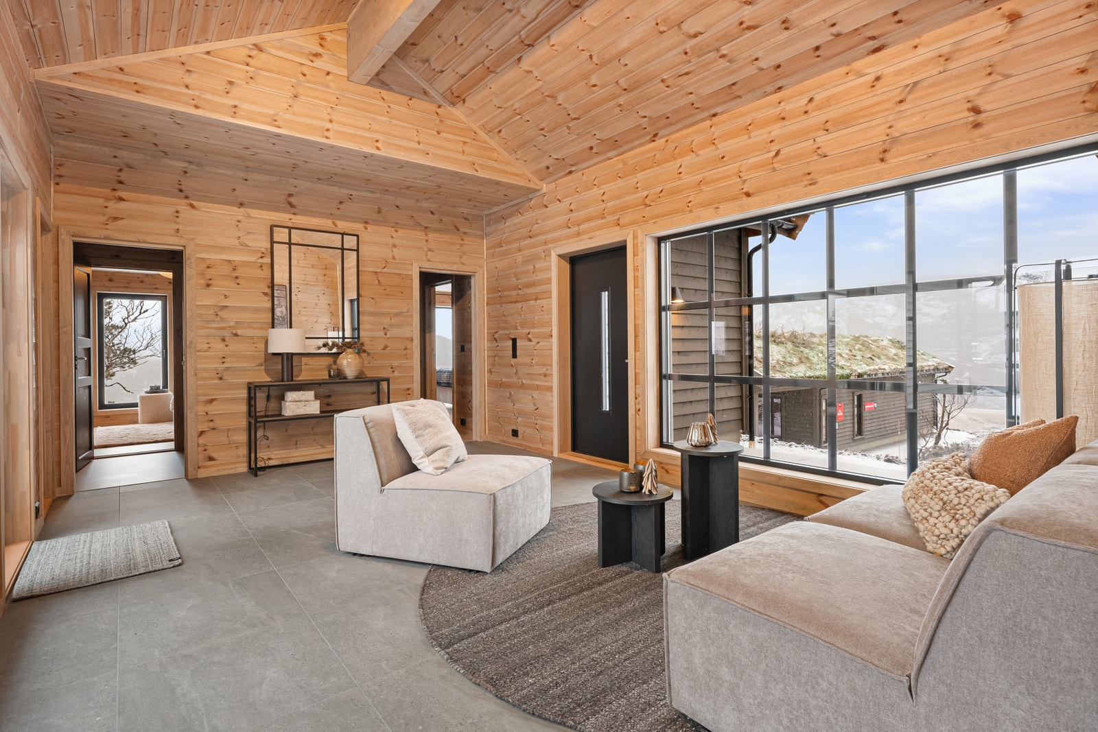 Enkel hverdagslogistikk når alle skal kle seg med romslig inngangsparti som kan kombineres med en ekstra stue ved behov. Utgang til vestvendt lunt uteområde. Galleribilde