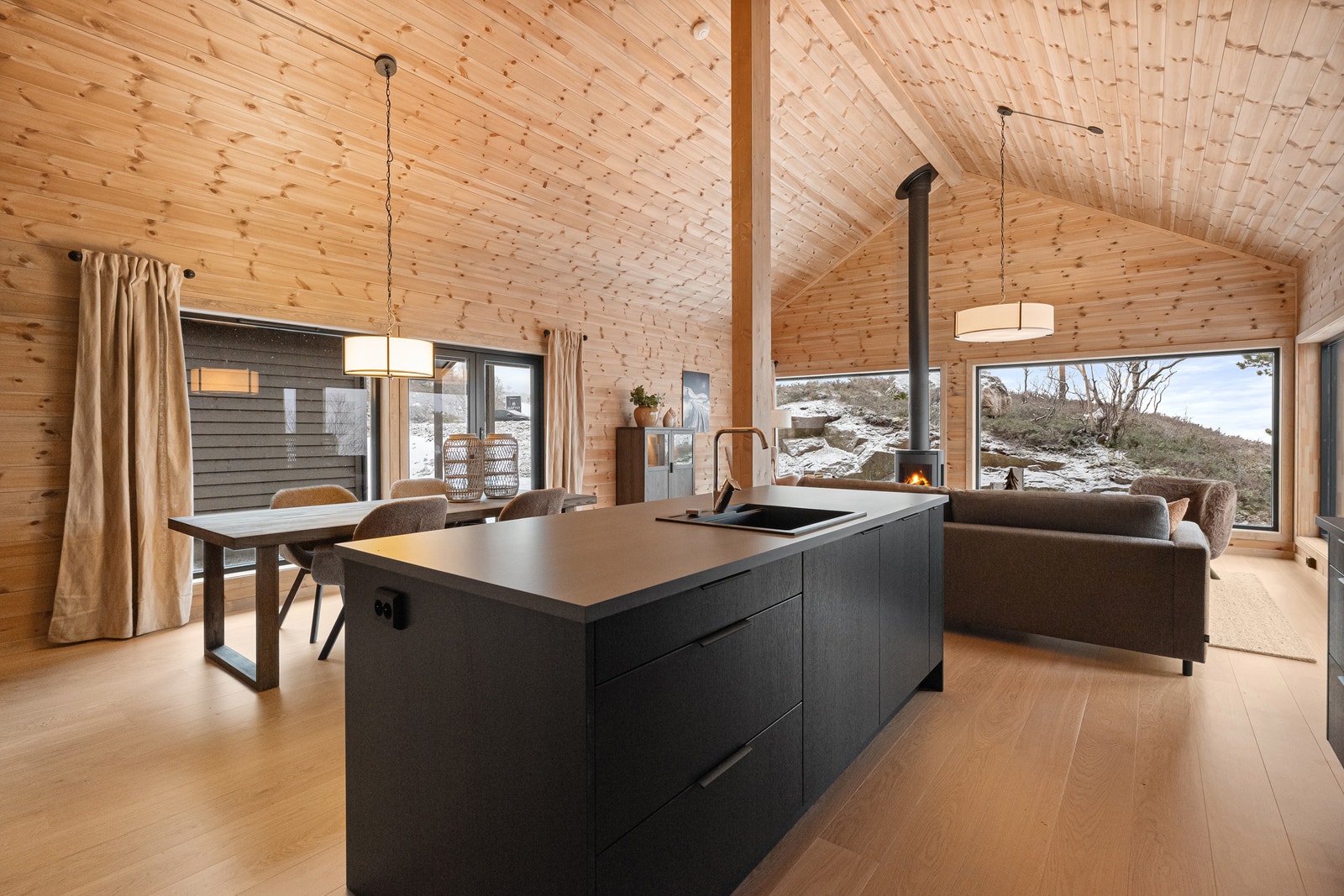 Stort og praktisk kjøkken levert av Bjerks med hvitevarer. Galleribilde