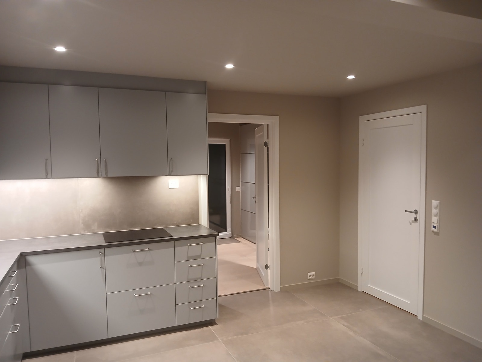 Kjøkken med inngang til hovedsoverom Galleribilde