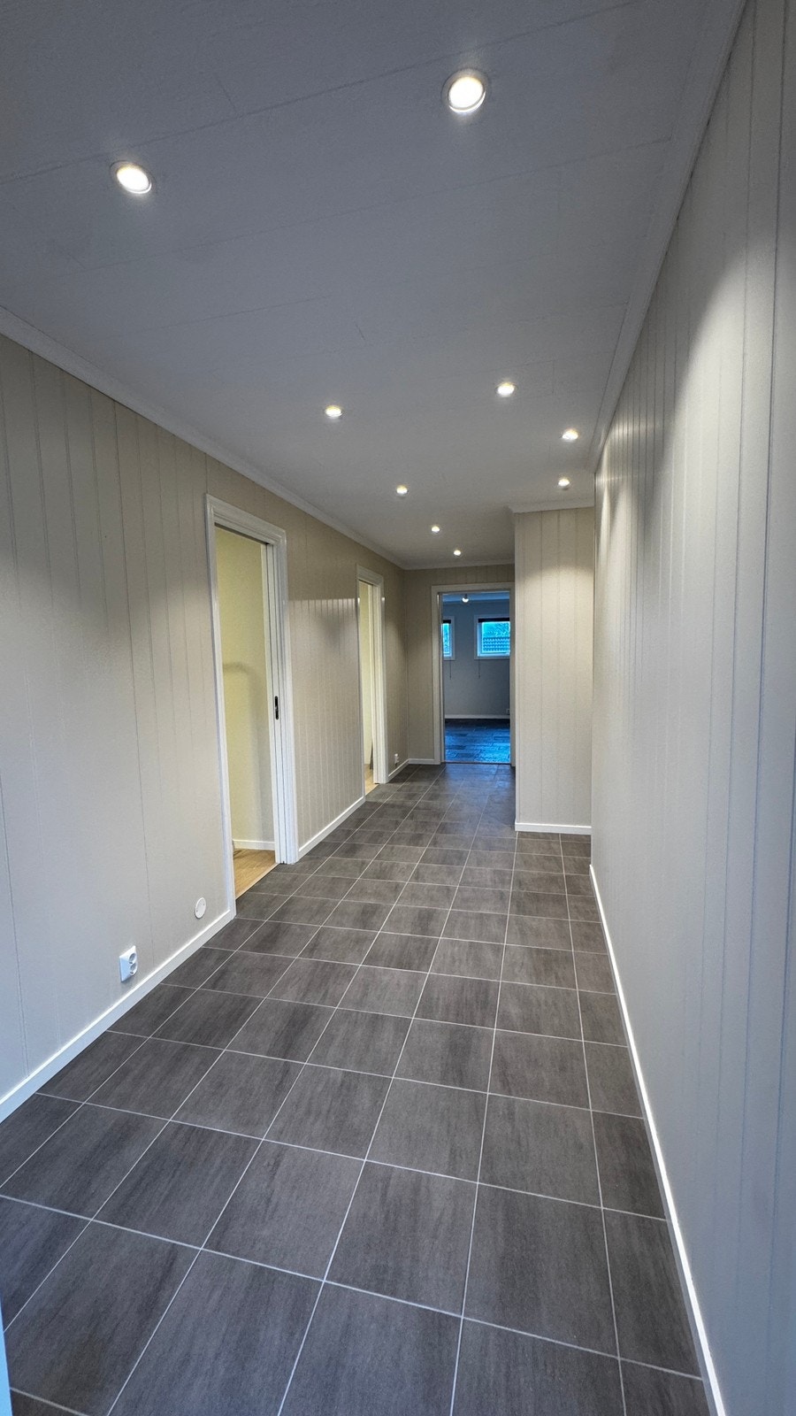 Lys og romslig entre/hall Galleribilde