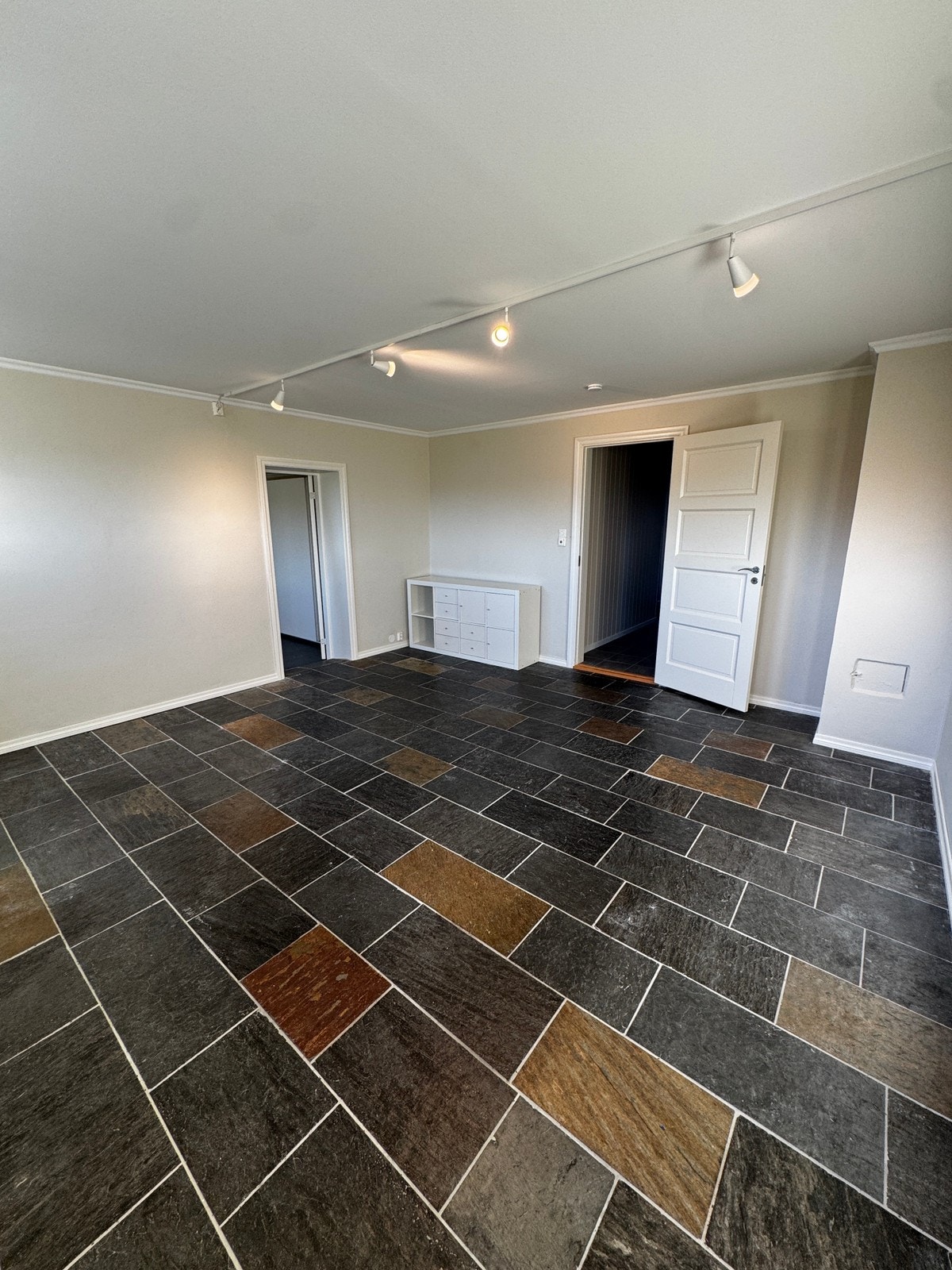 Stor stue, flislagt gulv, varmekabler Galleribilde