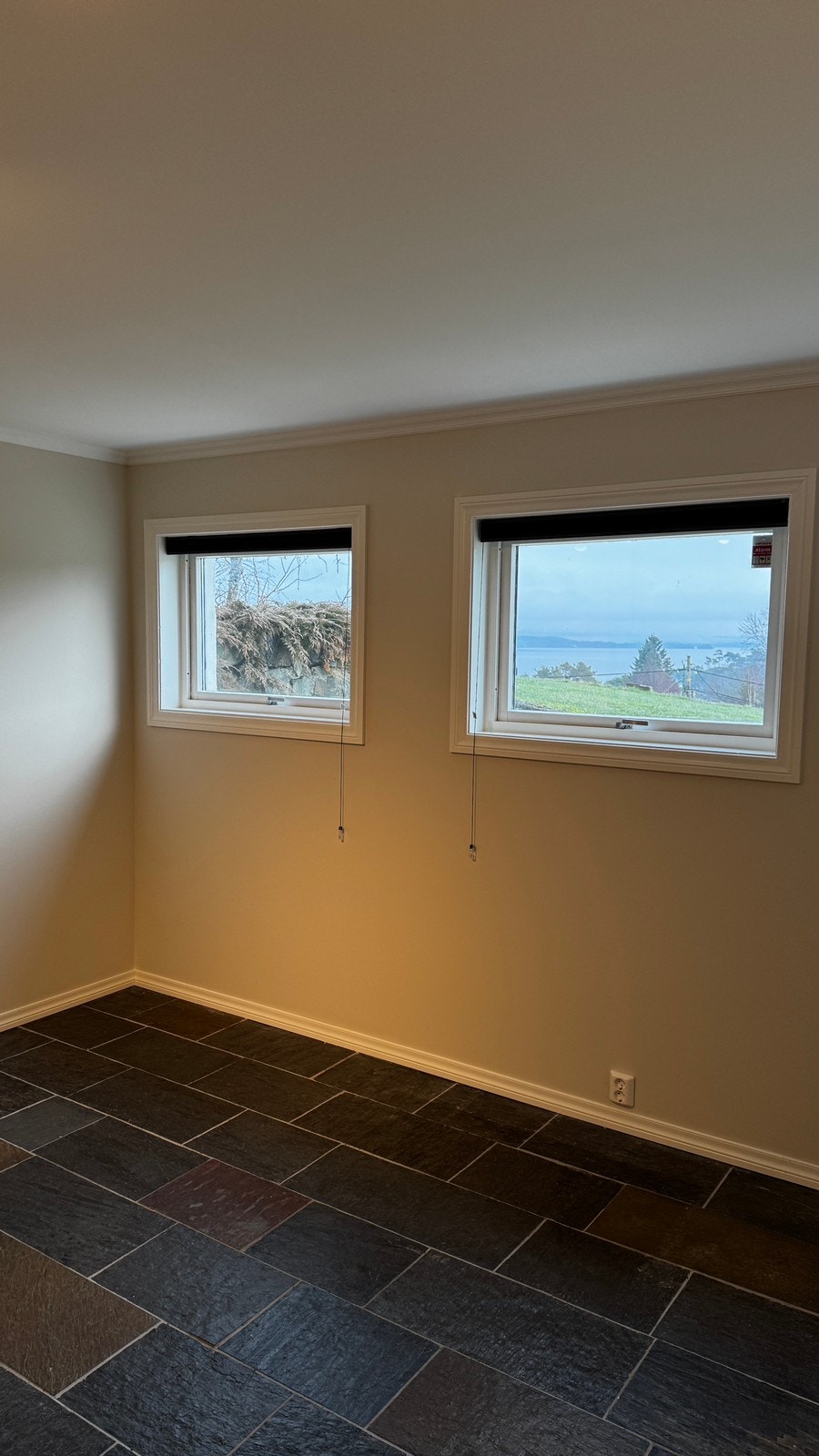 Utsikt fra stue til Bjørnefjorden og Folgefonna Galleribilde