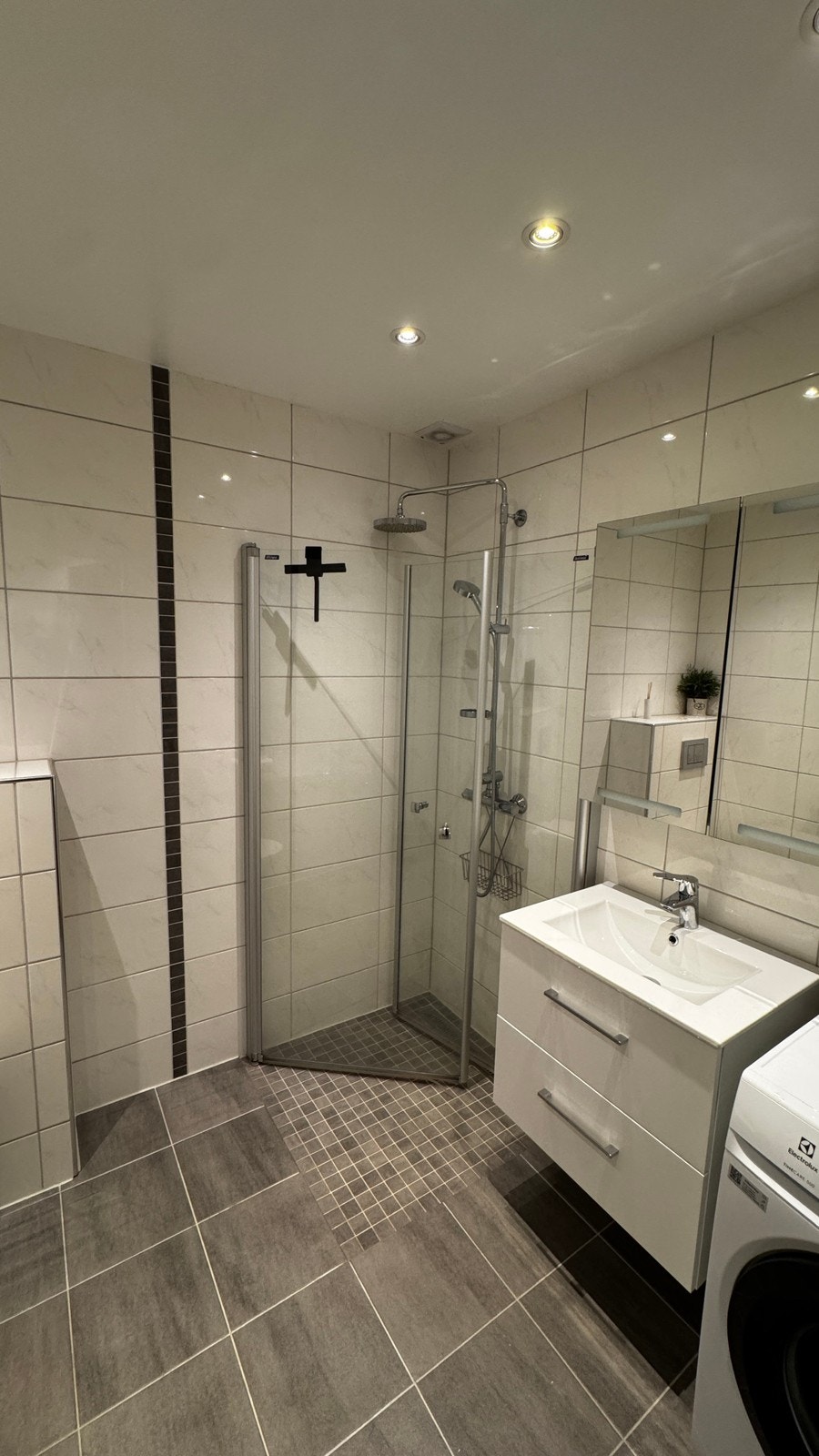 Lyst og romslig bad med vaskemaskin Galleribilde