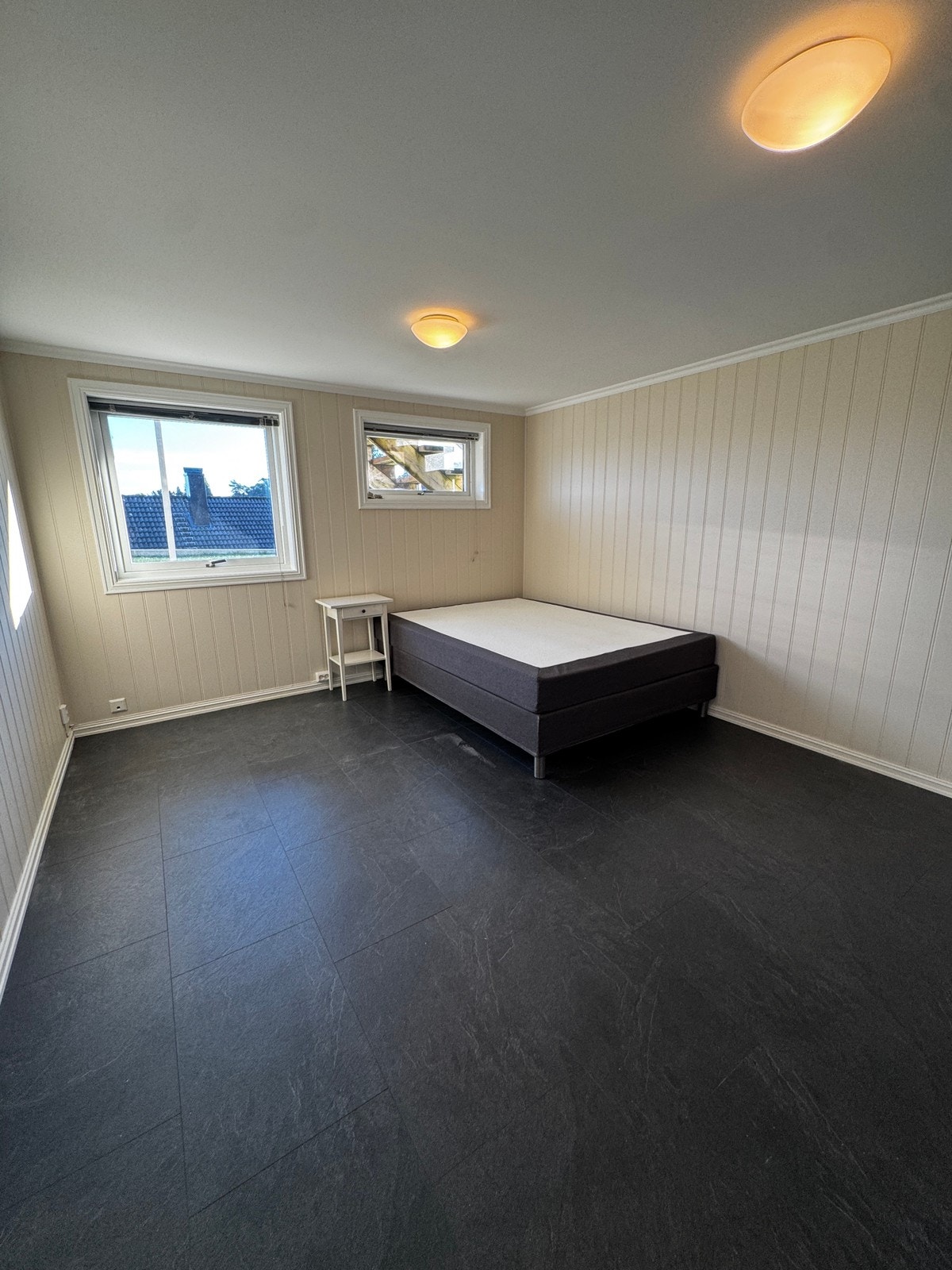 Stort hovvedsoverom med sjøutsikt Galleribilde