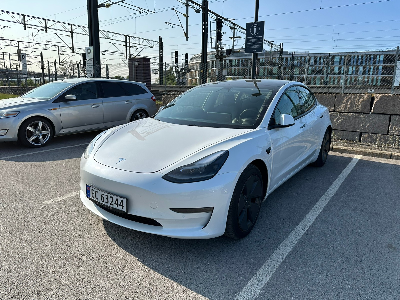 Tesla Model 3 Long Range AWD 3