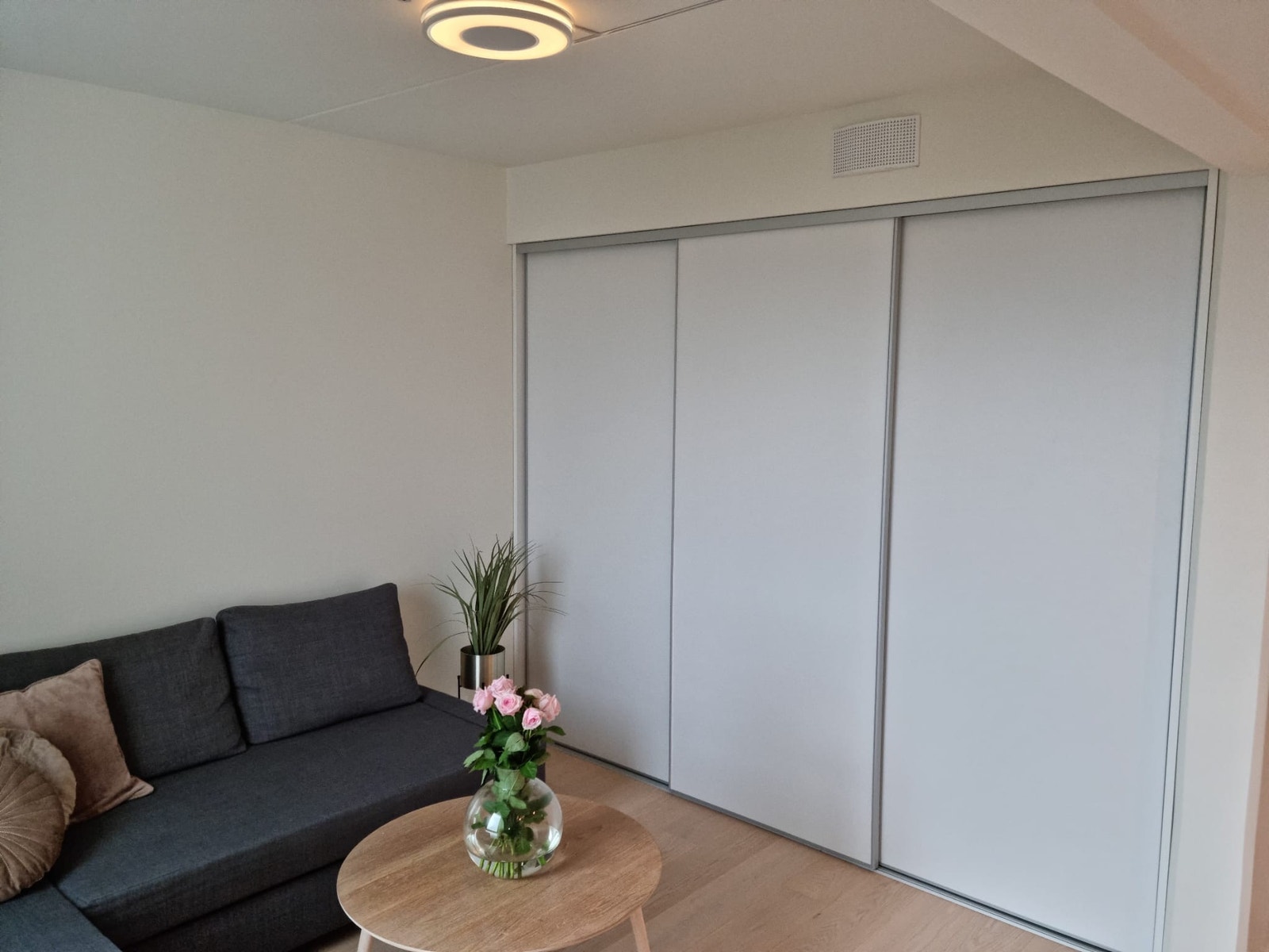 Stor skyvedørsgarderobe i leiligheten Galleribilde