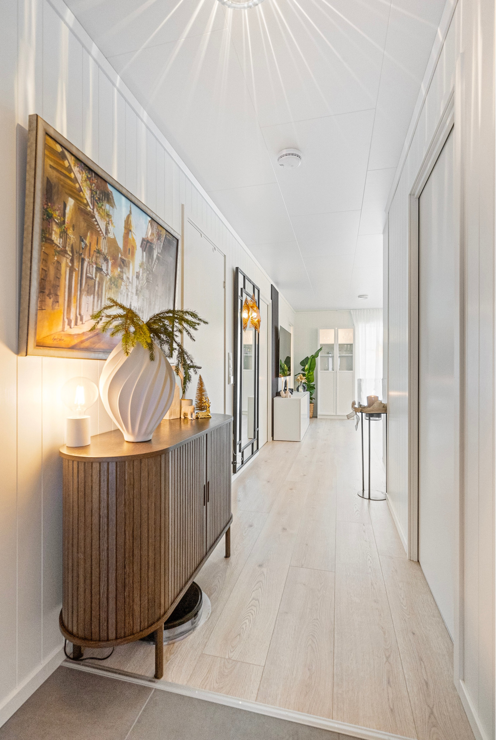 Entre. Inngang til bod, to soverom og badet.