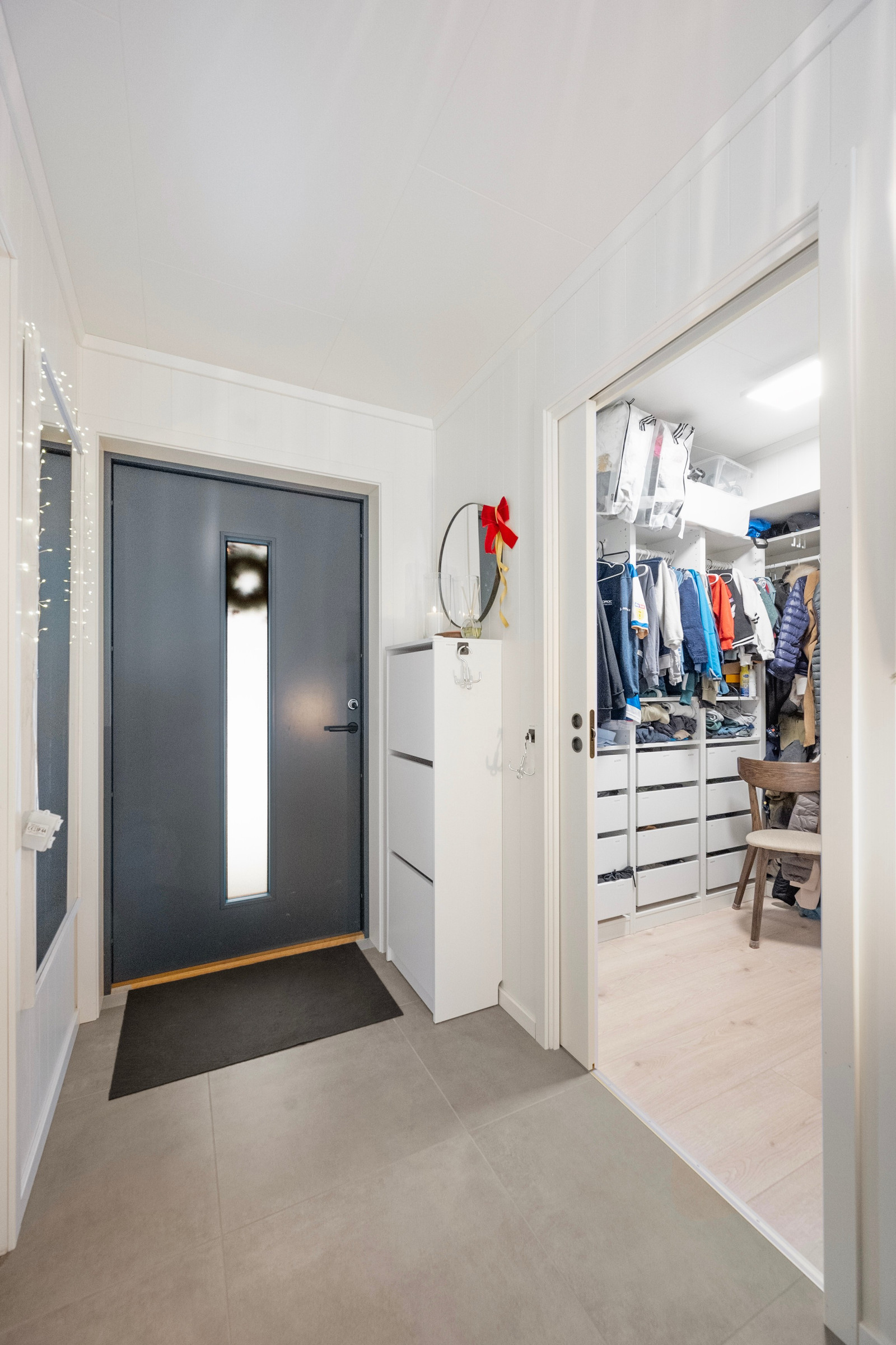 Flislagt entre og walk-in closet. Kundetilpasset