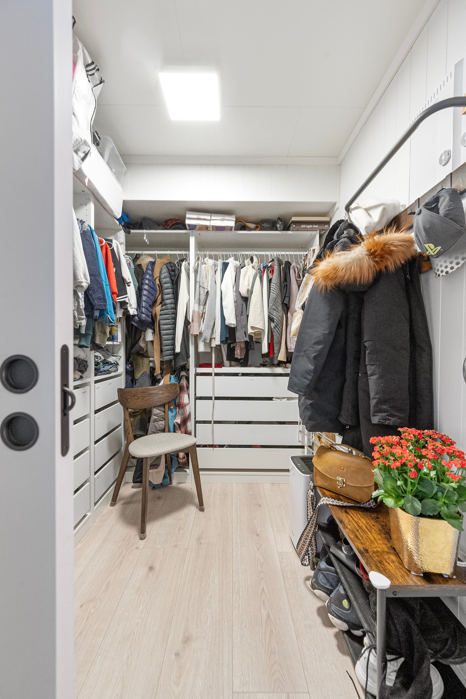 Her har kunden bygd en smart walk-in closet på boden.