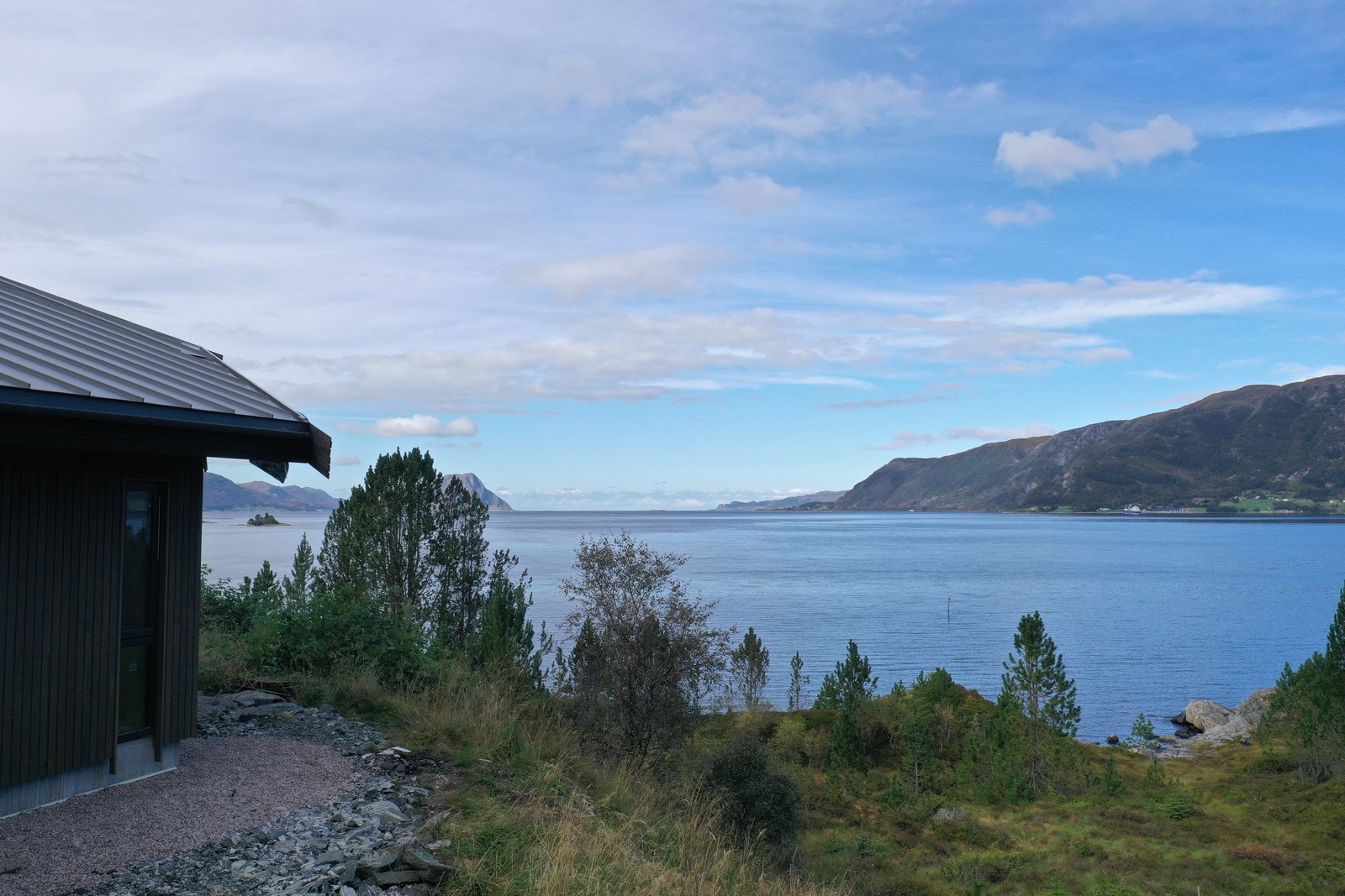 Fra hytta har du fantastisk utsikt ut Vanylvsfjorden Galleribilde