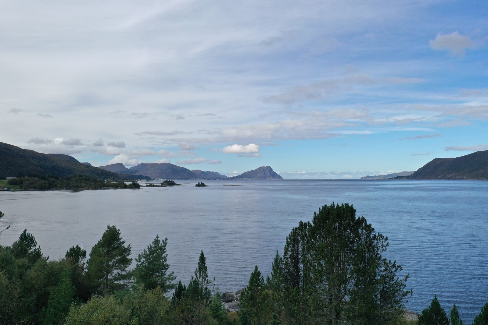 Fra hytta har du fantastisk utsikt ut Vanylvsfjorden Galleribilde