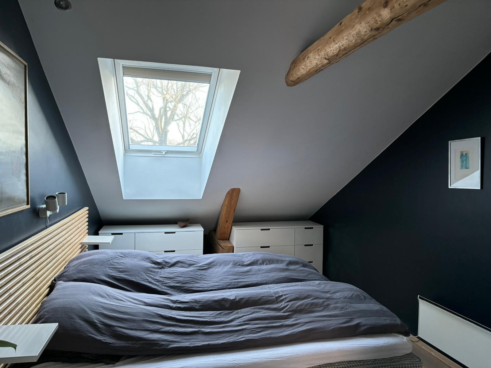 Romslig soverom med to takvinduer Galleribilde