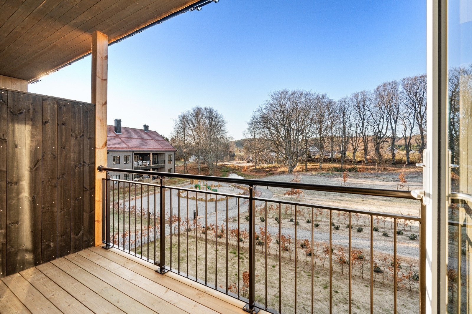 Flott utsyn utover grøntarealene til Møglestu Hovedgård. Galleribilde