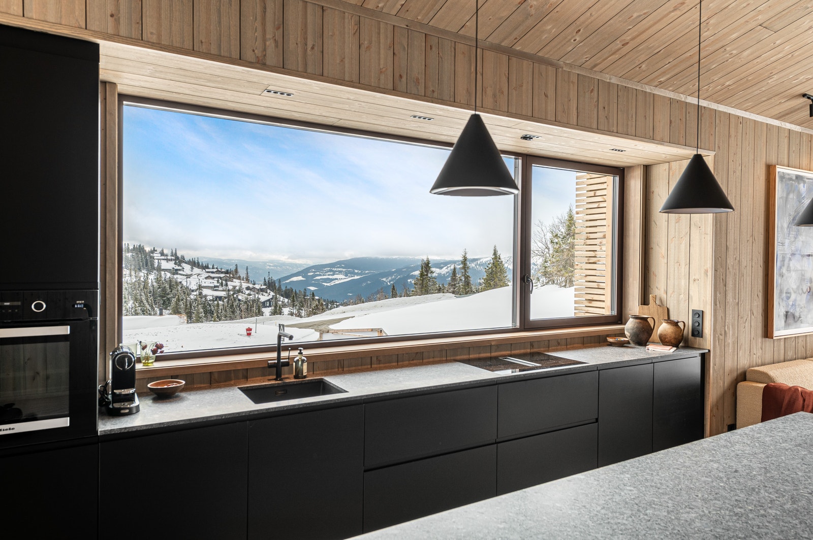 Foto av hytte 1B. Her tilberedes alle måltider med god plass, og krydret med herlig utsikt. Galleribilde