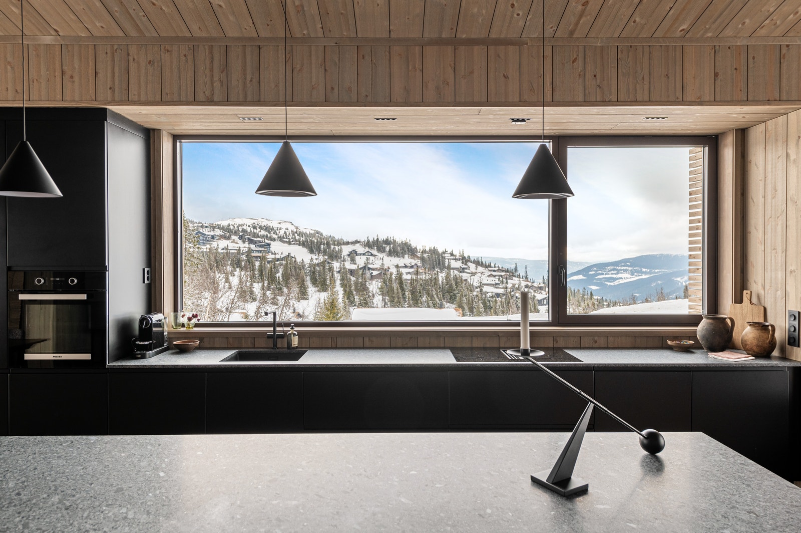 Foto av hytte 1B. Kjøkken og stue er lagt til 2. etasje for å gi en lys og luftig atmosfære. Galleribilde