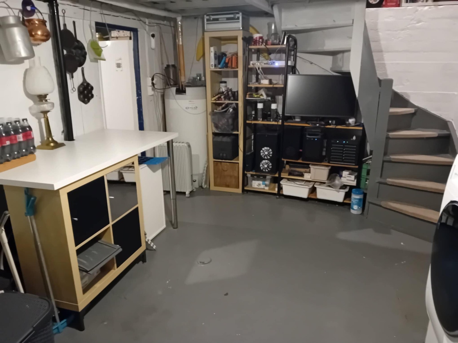 Stor kjeller med arbeidsrom og vaskerom, egen inngang. Galleribilde