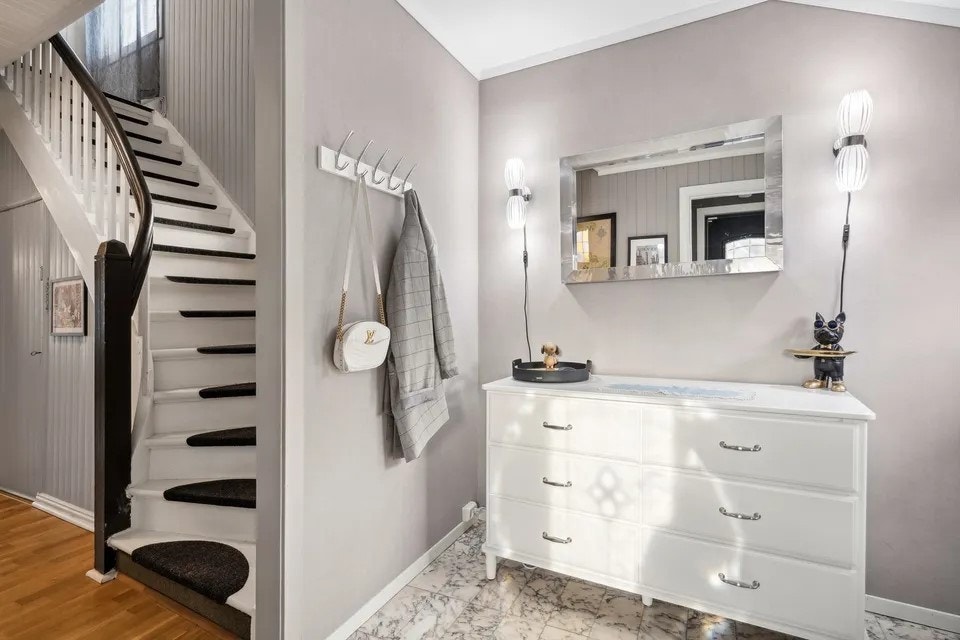 Stort inngangsparti. Vindfang og inngangsdør til høyre Galleribilde