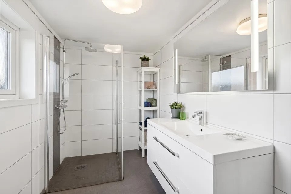 Stort fint bad med WC oppe Galleribilde