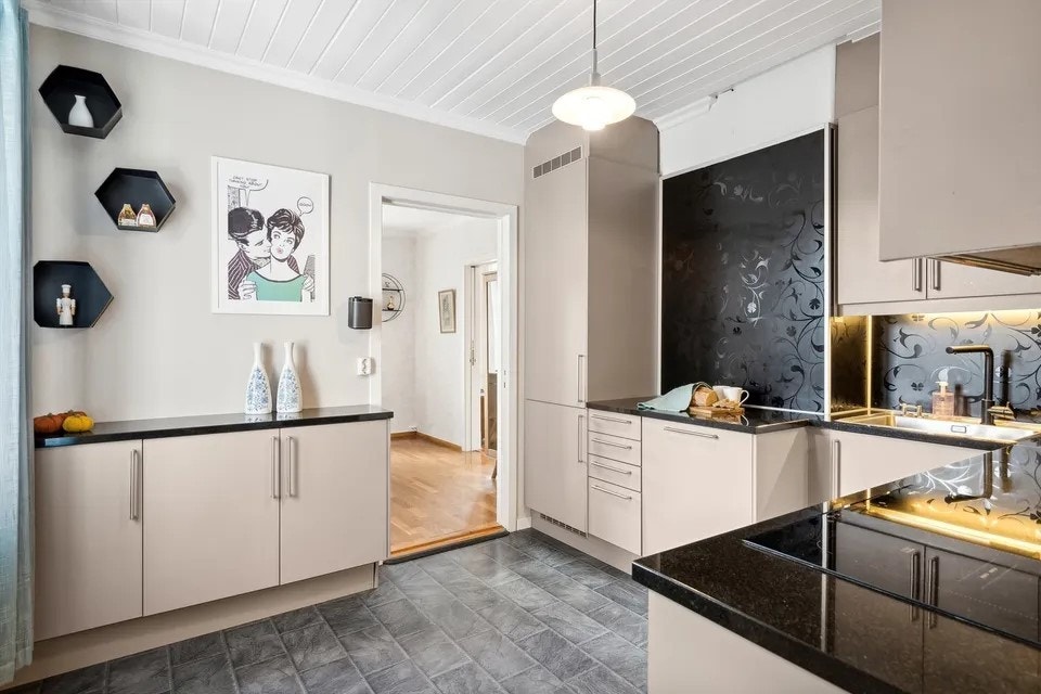 Delikat kjøkken med integrerte hvitevarer Galleribilde