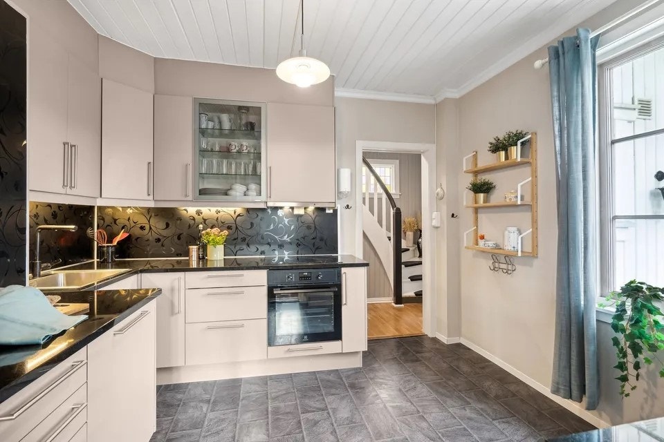 Delikat kjøkken med integrerte hvitevarer Galleribilde