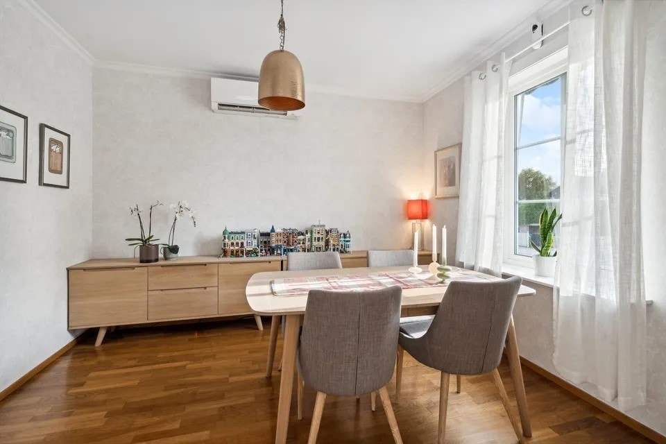 Stue1 m varmepumpe. Dør til kjøkkenet. (Evt soverom) Galleribilde