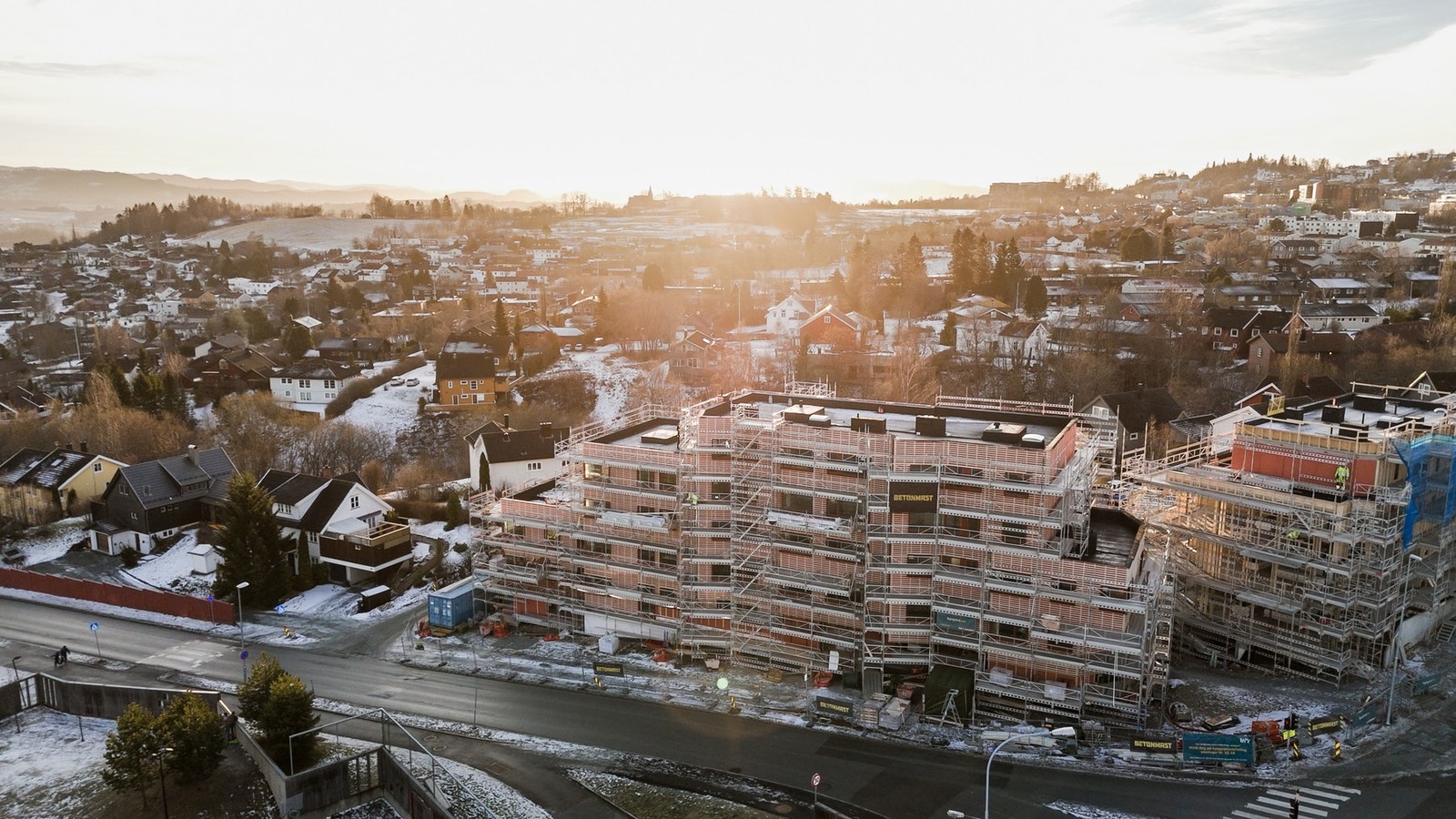 Hus A og B ligger ut mot henholdsvis Byåsveien og Breidablikveien, mens hus C ligger i bakhagen Galleribilde