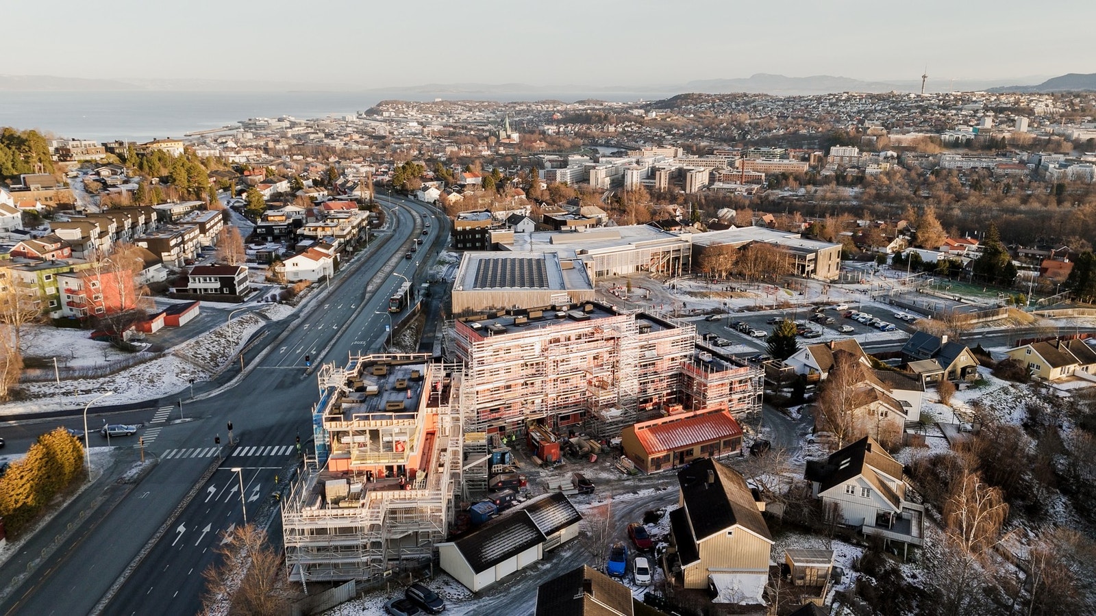 Hus A og B er på fem etasjer, og leilighetene har stor variasjon i innhold, slik som feks alt fra sovealkove til fire soverom, ett eller to wc, adskilt kjøkken/stue, eller åpen løsning. Galleribilde