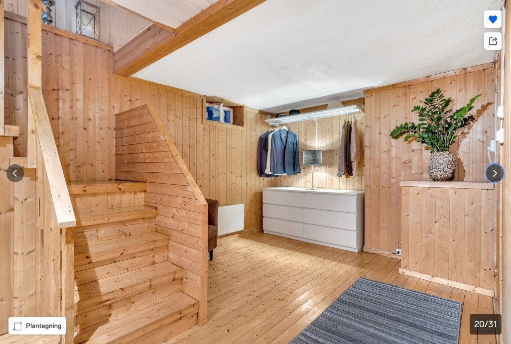 garderobe/omkledningsrom i underetasjen Galleribilde