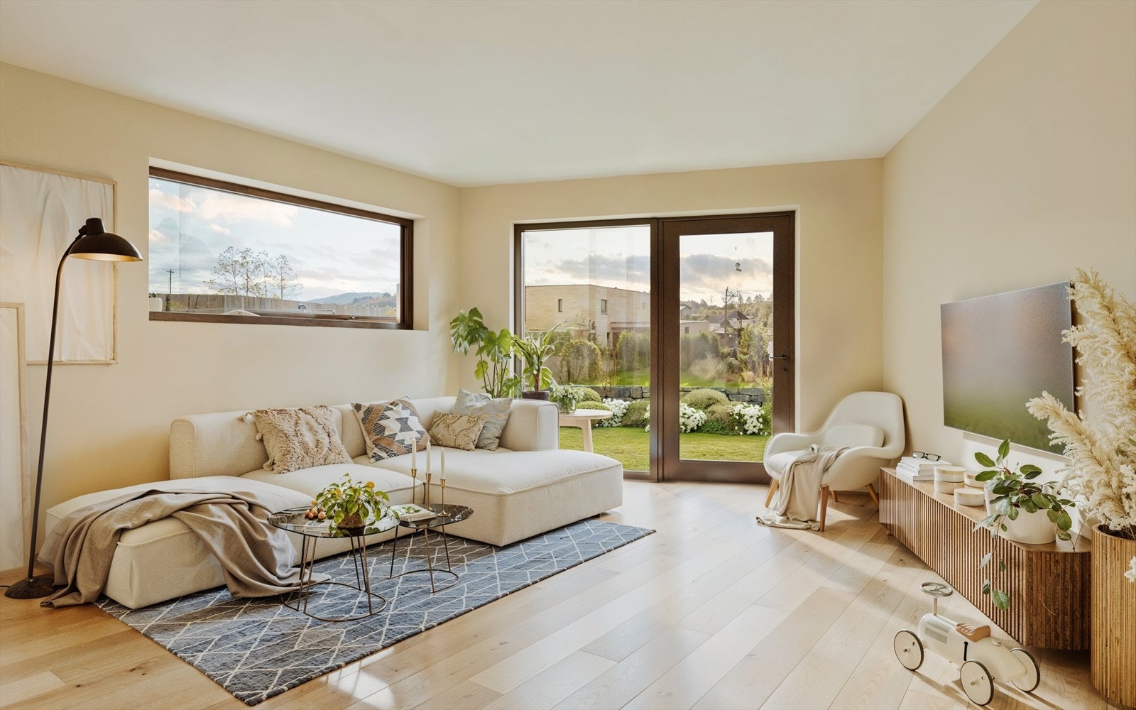 Kjekk TV-stue med utgang til fremtidig hage. Varmekabler i gulv gir rommet en lun følelse. Galleribilde