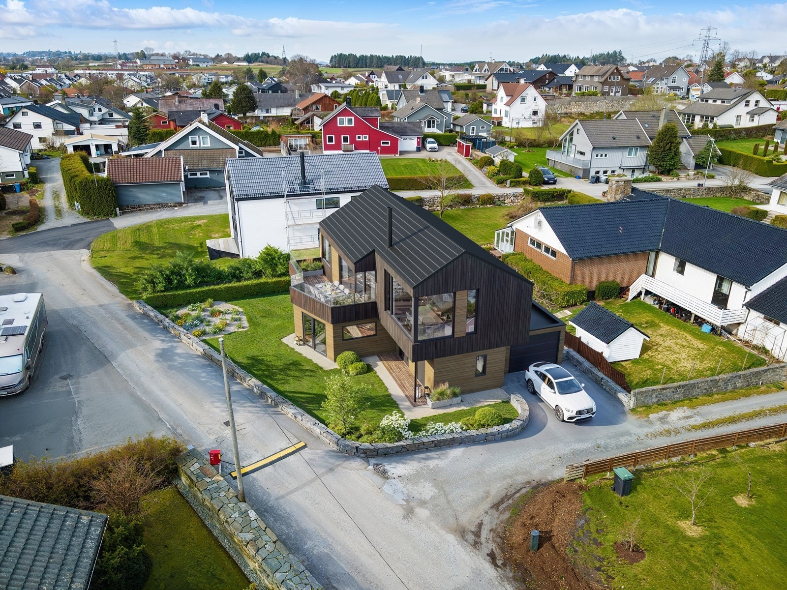 Enebolig i pen arkitektur/ Garasje/ 2 stuer/ 4 soverom/ Etablert område Galleribilde