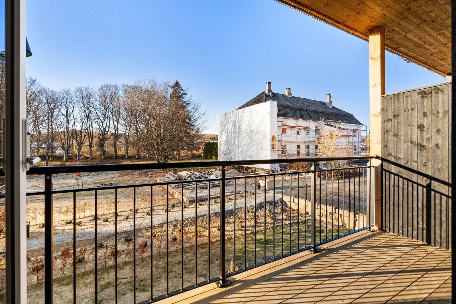 Flott utsyn utover grøntarealene til Møglestu Hovedgård. Galleribilde